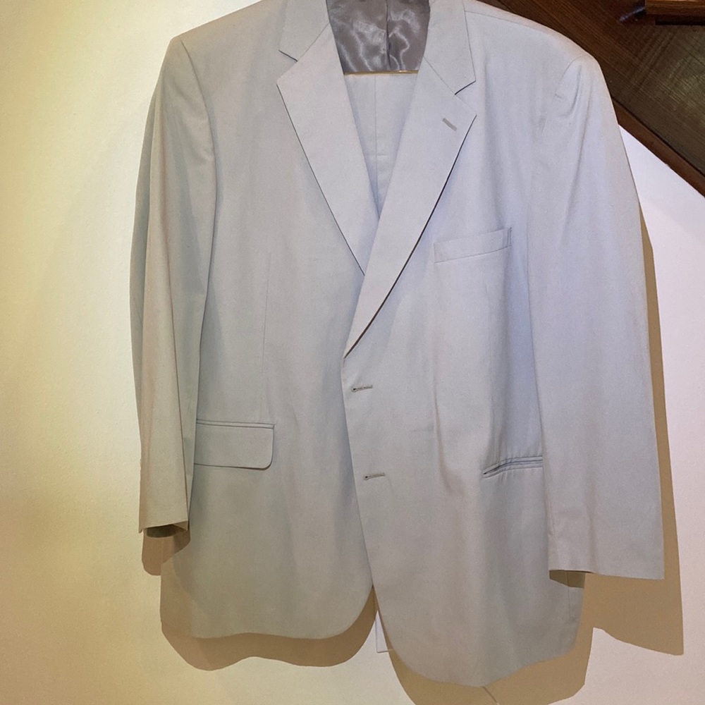 Kaki men’s suit.